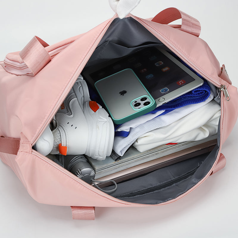 Ein anschauliches Beispiel für den grosszügigen Stauraum des SwissBella Horizon Weekenders inklusive Tablet und Reise-Essentials.