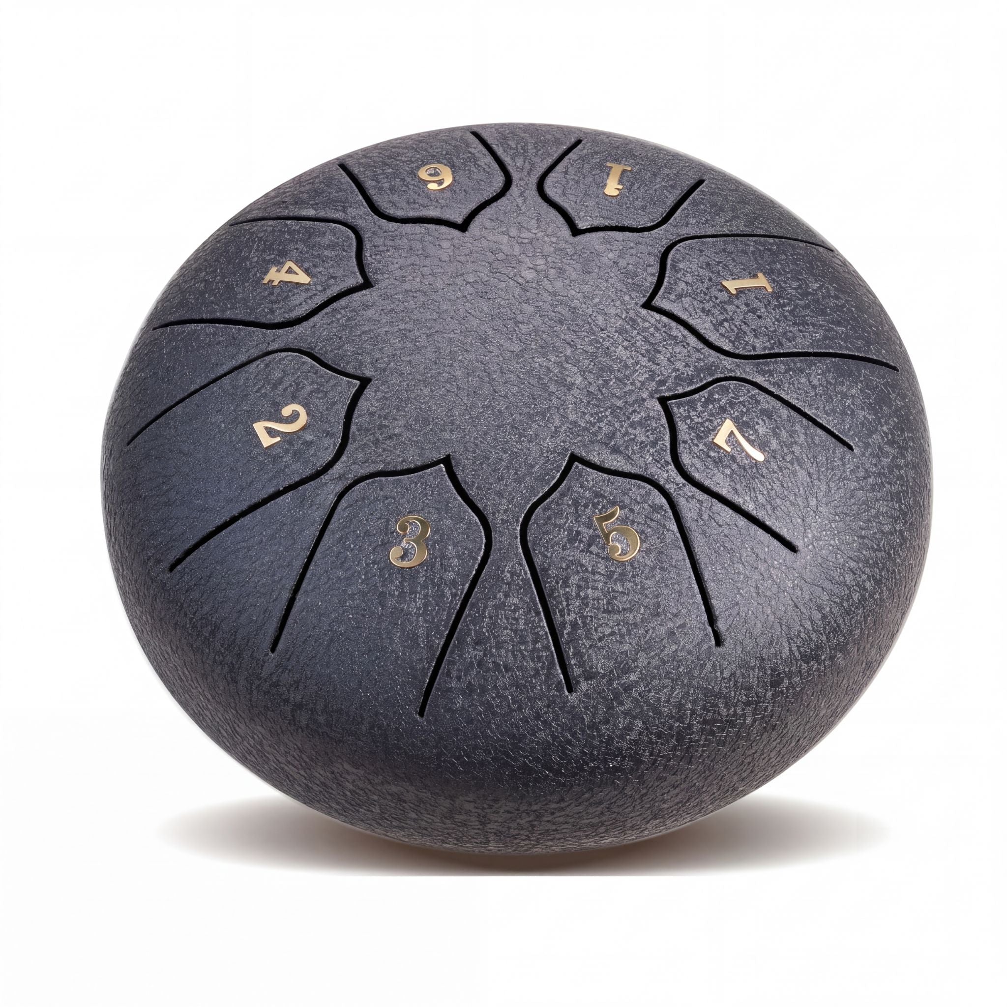 SwissZen One Zungentrommel in Matte Obsidian Schwarz mit 8 Tönen und Goldgravur auf weißem Hintergrund für Meditation und Achtsamkeit.
