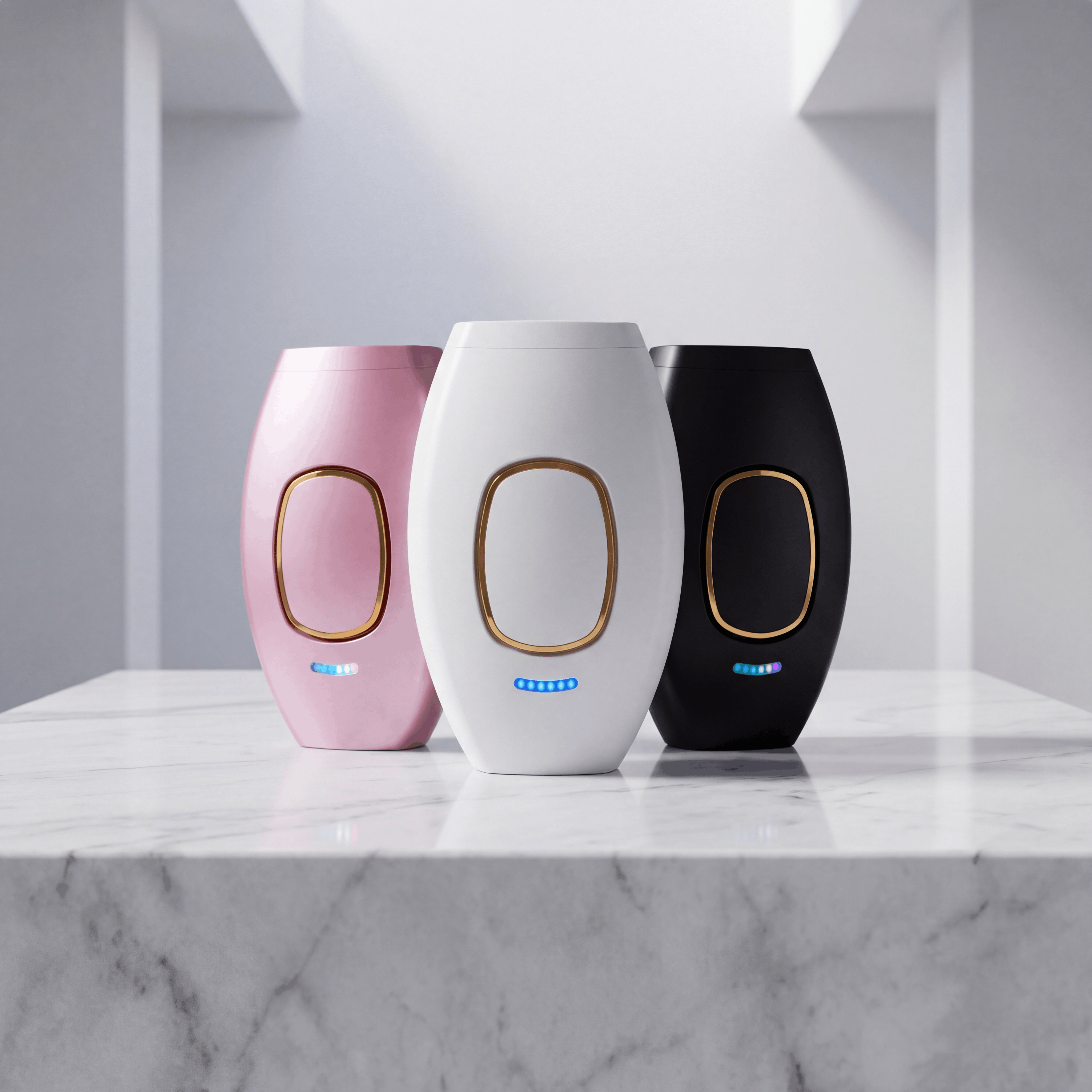 Kuratiertes Gruppenbild aller drei SwissBella VelvetSkin™ Elite IPL-Geräte (Weiss, Schwarz, Pink), arrangiert auf einer grossen Marmorplatte. Boutique-Kollektion.